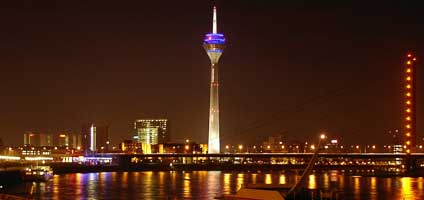 Rheinturm in Düsseldorf bei Nacht